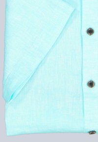 Helles blaues Kurzarmhemd aus Leinenstoff, mit einer Knopfverschluss und dunklen Knöpfen sowie einer glatten, strukturierten Oberfläche.