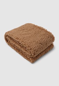 Coperta in pile marrone, piegata. Materiale morbido e peloso con una superficie spessa e soffice. Forma rettangolare, compatta e accogliente.