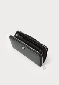 Portefeuille zippé en cuir noir avec une surface texturée, zip argenté et détail de logo, comportant plusieurs compartiments pour une meilleure organisation.