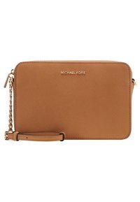 Tan syntetisk læder clutch med en glat tekstur, lynlåslukning, guldsmykker og en aftagelig håndledsstrop. Har logoet i guldtryk.