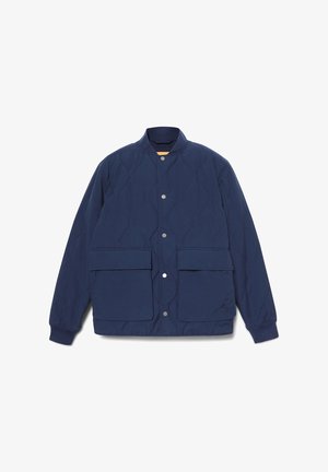 Námořnický prošívaný kabát s stojáčkem, zapínáním na patentky a dvěma velkými předními kapsami; texturovaný povrch s diamantovým vzorem.