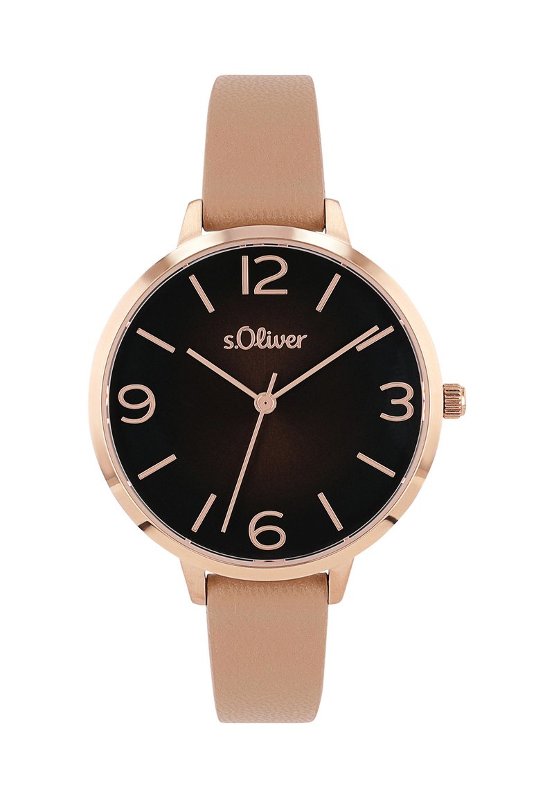 Roze gouden horloge met een zwart wijzerplaat, grote rosegouden cijfers en een beige leren band. Heeft een eenvoudig, rond ontwerp en een kroon.