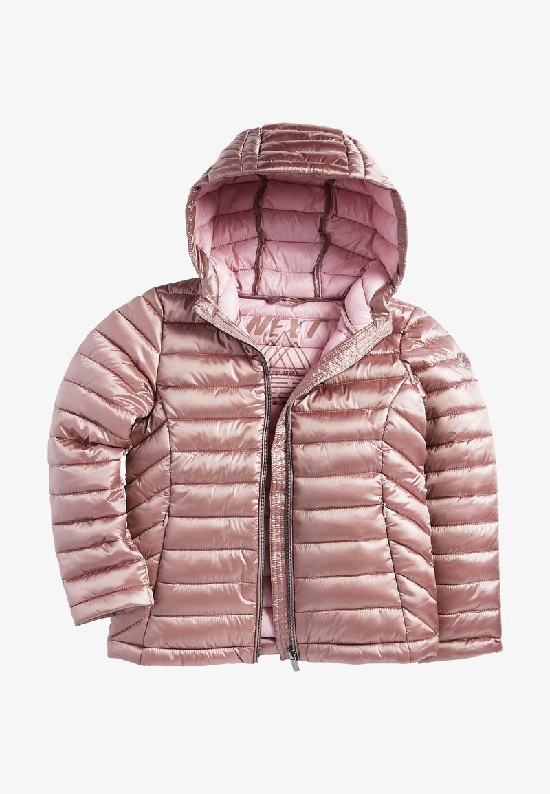 Doudoune rose clair avec capuche, présentant un design matelassé, une fermeture éclair à l'avant et une doublure intérieure rose contrastante. Texture de tissu lisse et brillante.