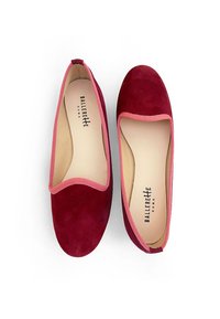 Ballerines en suede rouge avec un bord élastique rose, à bout rond et doublure intérieure douce. Comprend le nom de la marque estampé sur la semelle intérieure.