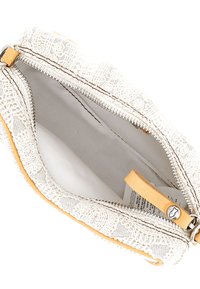 Borsetta in tessuto bianco con motivo floreale, dotata di zip e accentuata da un dettaglio in pelle marrone chiaro. L'interno presenta una fodera liscia di colore chiaro.