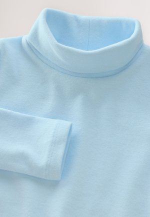 Maglietta dolcevita azzurro chiaro realizzata in tessuto morbido, con collo arrotolato e maniche lunghe. Texture liscia con dettagli di cuciture ordinate.