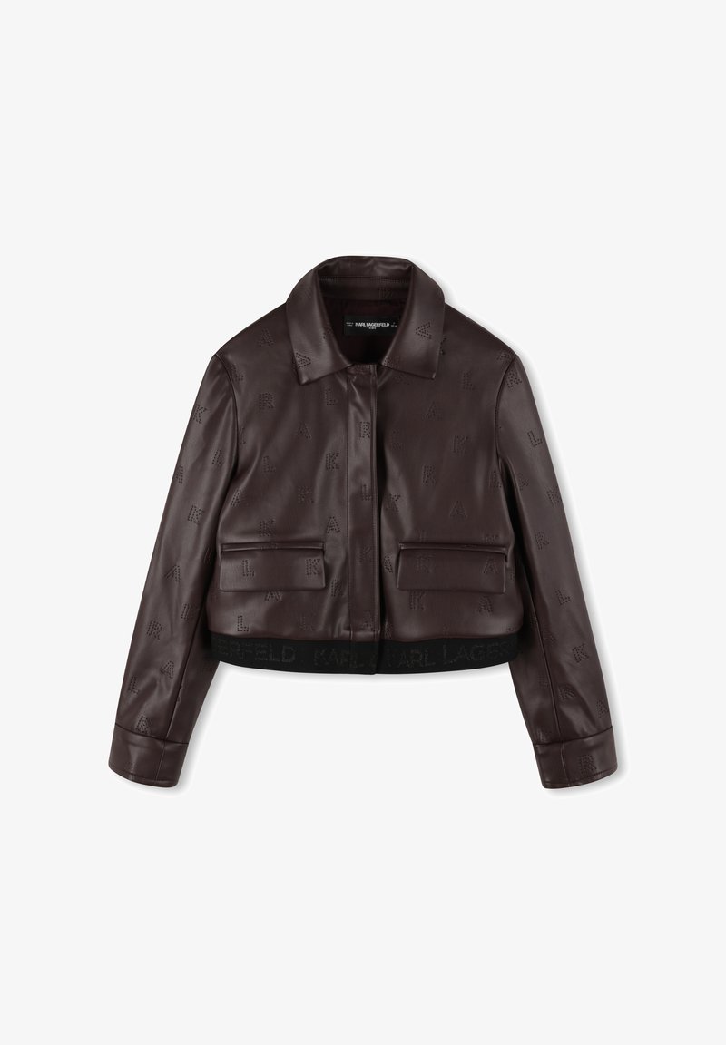 Giacca in finta pelle marrone tagliata, con motivo logo in rilievo, colletto classico, due tasche frontali e vita elastica nera con testo.