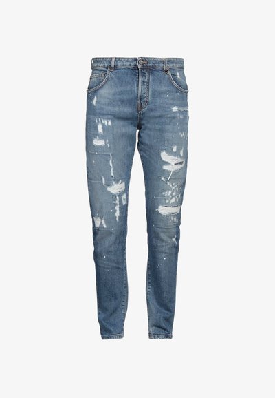 Jeans in denim blu sbiadito con toppe strappate, cuciture visibili e dettagli di schizzi di vernice. Design slim-fit con vita standard.