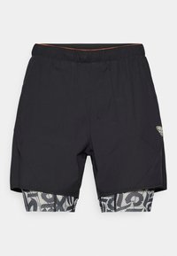 Μαύρα αθλητικά σορτς με ελαστική ζώνη, με εσωτερικό στρώμα σε γκρι και μαύρες σχέσεις. Το εξωτερικό υλικό έχει υφή.