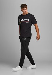 Jack & Jones GORDON SHARK PANT - Pantalones deportivos - black