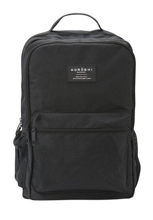 Mochila de tela Koroshi negra con bolsillo frontal con cremallera, asa superior, bolsillo lateral de malla y parche con logotipo en el panel frontal superior.