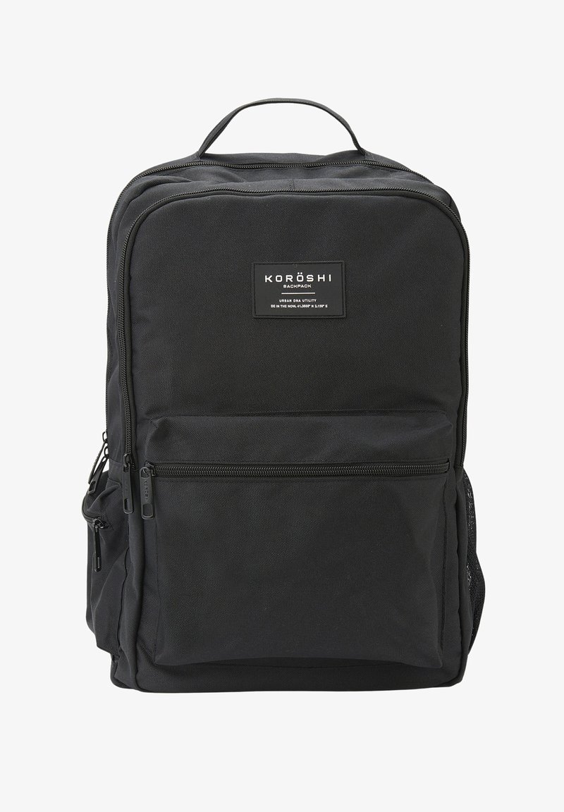 Schwarzer Koroshi-Stoffrucksack mit vorderer Reißverschlusstasche, oberem Griff, seitlicher Netzseitentasche und Logo-Patch auf der oberen Vorderseite.