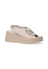 Lichtbeige leren wedge sandalen met een open teen, een slingback band en een opvallend logo-accent aan de voorkant. Gladde textuur.