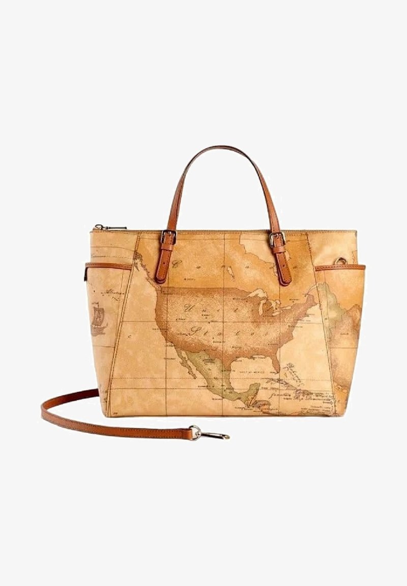 Borsa tote con motivo mappa, superficie texturizzata color tan, manici in pelle marrone e una tracolla removibile. Presenta più tasche e cerniere.