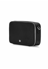 Czarna prostokątna torba wykonana z trwałej tkaniny, z metalowym zamkiem błyskawicznym i małym logo z przodu. Gładka tekstura.