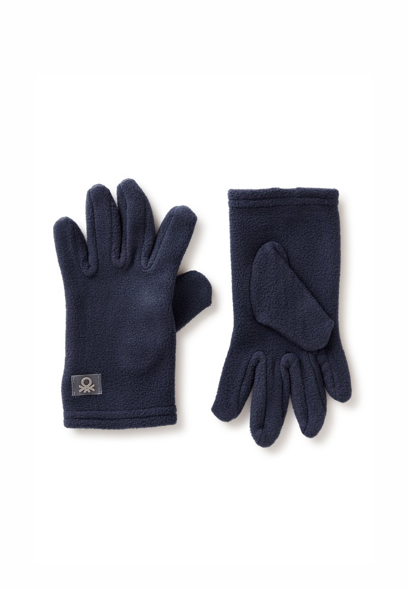 Granatowe rękawice polarowe z pięcioma palcami i kciukiem, z metką na nadgarstku. Miękka tekstura i gładkie szwy.