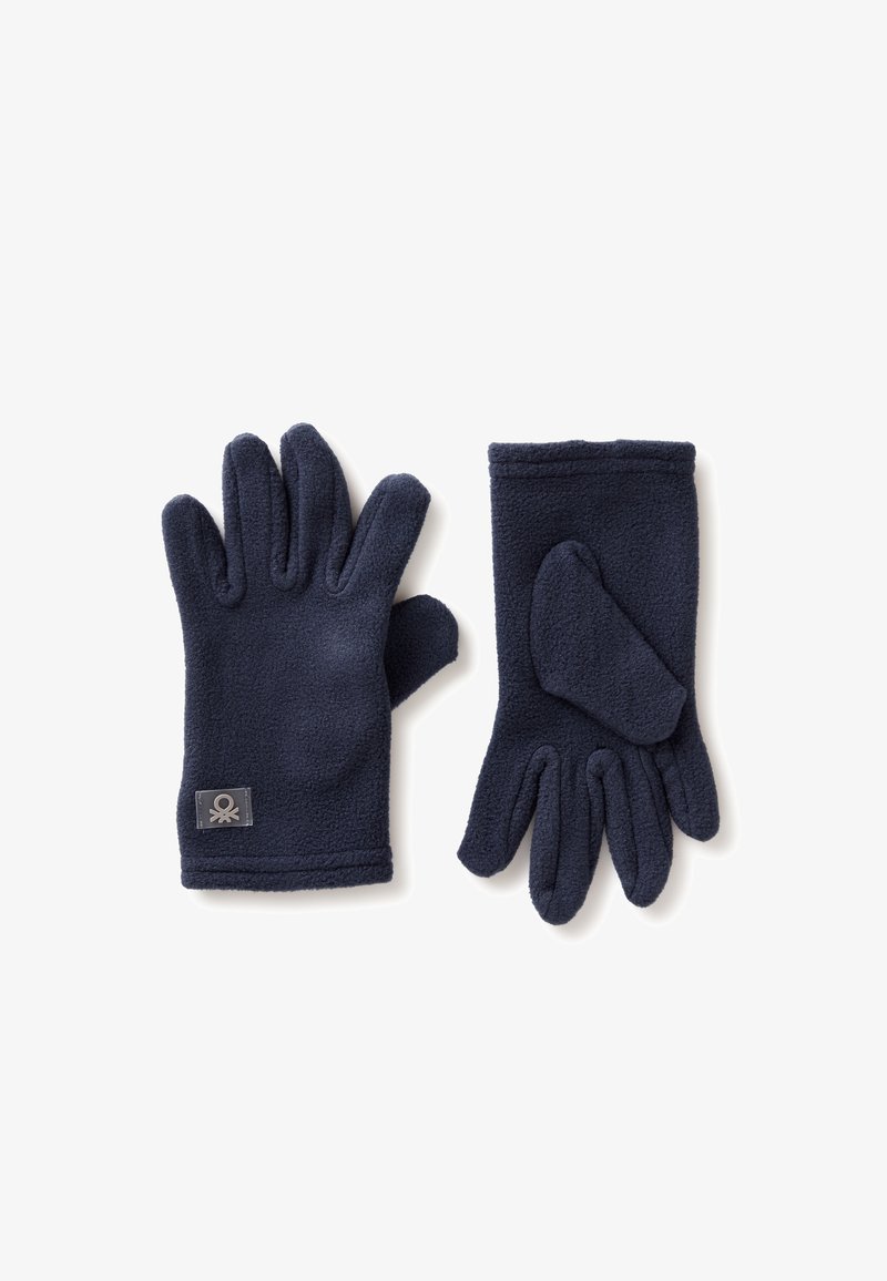 Marineblaue Fleece-Handschuhe mit fünf Fingern und Daumen, ausgestattet mit einem Etikett am Handgelenk. Weiche Textur und glatte Nähte.