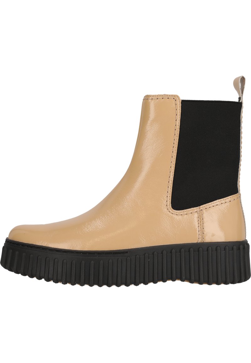 Bottine en cuir verni beige avec panneau latéral élastique noir et semelle épaisse en caoutchouc noir présentant des rainures verticales.