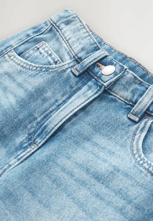 Jeans en denim bleu clair avec une texture délavée, présentant une fermeture à bouton, des passants de ceinture et une petite poche avant.