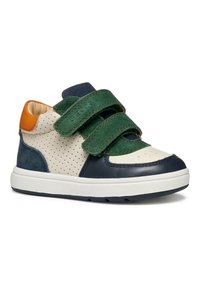 Sneaker in velcro con accenti in pelle verde e blu navy, pannelli perforati beige e dettaglio arancione sul tallone. Suola in gomma bianca e collo imbottito.
