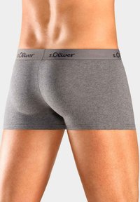 Graue Boxershorts aus weichem Stoff, mit einem Gummibund mit Logo. Das Design ist eng anliegend, mit einer glatten Textur und ohne sichtbare Muster.