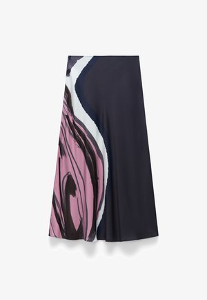 Een knielange rok met een zwart- en roze abstract patroon op een donkerblauwe achtergrond, gemaakt van een gladde stof met een vloeiende pasvorm.