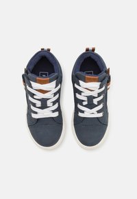 Niebieskie skórzane sneakersy wysokie z białymi sznurówkami i brązowym akcentem na języku. Gumowa podeszwa, zaprojektowane z myślą o dzieciach.