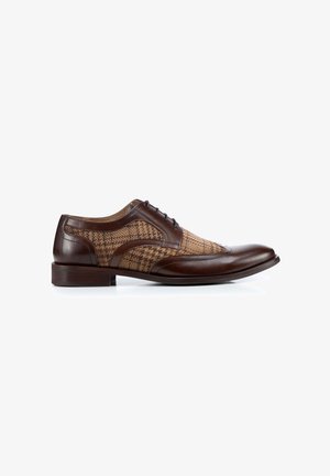 Braune Lederdressschuhe mit strukturiertem Gewebemuster und glatten Lederakzenten. Verfügen über eine runde Zehenform und ein Schnürdesign.