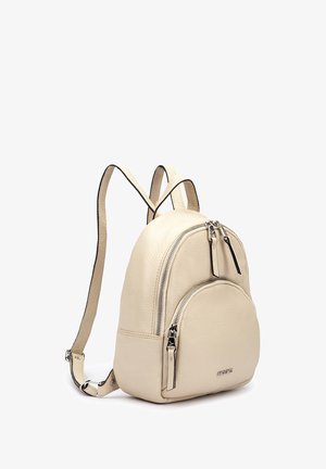 Petit sac à dos en cuir beige avec deux compartiments zippés et bretelles réglables sur fond blanc.