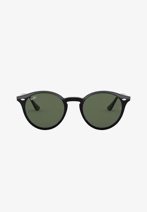 Occhiali da sole neri rotondi con lenti verdi, dotati di un design a doppio ponte e logo sulla parte superiore sinistra della lente, che mettono in mostra una montatura elegante.