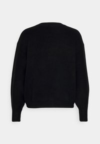 Schwarzer Pullover mit lässiger Passform, runder Halsauschnitt, langen Ärmeln und geripptem Saum. Glatte Textur, keine sichtbaren Muster oder Beschläge.