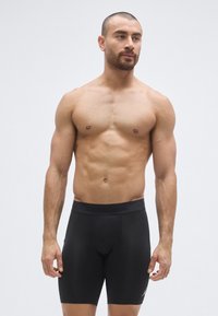 Μαύρα μποξεράκια ανδρικά με ελαστική ζώνη μέσης, εφαρμοστή σχεδίαση και απαλό υφή. Διαθέτουν λογότυπο στο αριστερό πόδι. Χωρίς σχέδια.