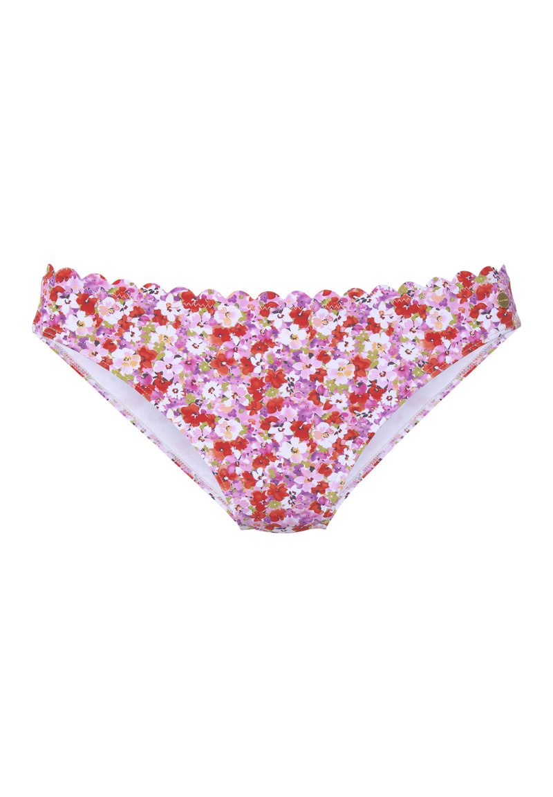 Bas de bikini à motifs floraux présentant une impression de fleurs rouges, roses et blanches sur un fond violet clair ; détail de taille scallopée.