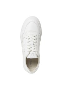 Sneaker en cuir blanc avec un bout arrondi, un laçage sur le devant, des détails de couture subtils et un logo sur le côté. Texture lisse et intérieur rembourré.