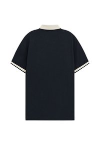 Polo blu navy con colletto bianco e bordi bianchi sulle maniche. Maniche corte, vestibilità casual, materiale in cotone e texture liscia.