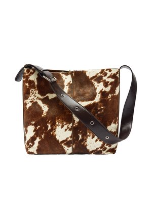 Brązowo-kremowa torba ze skóry bydlęcej o prostokątnym kształcie, z ciemnym skórzanym paskiem i metalowymi ozdobami. Teksturowana powierzchnia z charakterystycznym wzorem.