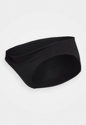Cueca de tecido elástico preto com um design de cintura baixa, bordas sem costura e textura suave, apresentando um cós largo e sem hardware visível.