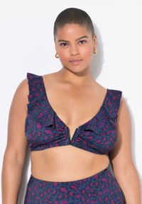 Bikini horní díl s leopardím vzorem v námořnické modři, s fialovými akcenty, volánkovými ramínky a hlubokým V výstřihem. Texturovaná látka s přiléhavým střihem.