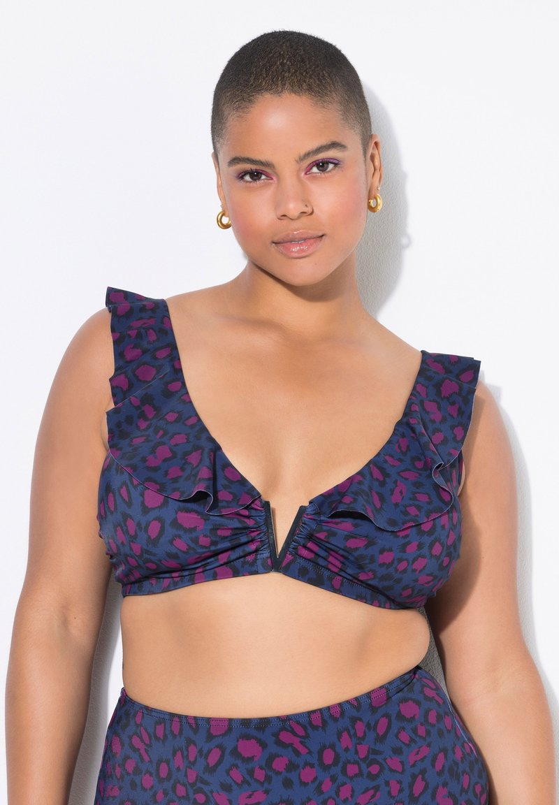 Bikini horní díl s leopardím vzorem v námořnické modři, s fialovými akcenty, volánkovými ramínky a hlubokým V výstřihem. Texturovaná látka s přiléhavým střihem.