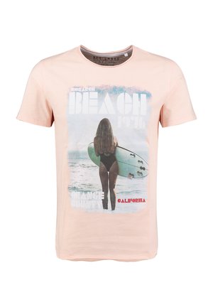 Camiseta rosa claro con un gráfico de una mujer sosteniendo una tabla de surf mirando hacia el océano, texto que incluye "PLAYA" y "CALIFORNIA".