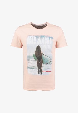 Hellrosa T-Shirt mit einer Grafik einer Frau, die ein Surfbrett hält und aufs Meer blickt, mit dem Text "BEACH" und "CALIFORNIA".