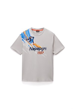 T-shirt grigia in cotone a maniche corte, con una grafica colorata che presenta montagne e uno sciatore, e testo "Napapijri 1987".