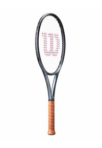 Tenniss racket met een zwart frame, een bruine grip en witte snaren met een rode "W" logo in het midden van de kop.