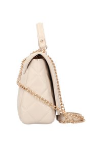 Beige quiltad handväska tillverkad av syntetläder, med en guldkedjesnor och ett platt handtag. Slät textur med en strukturerad form.