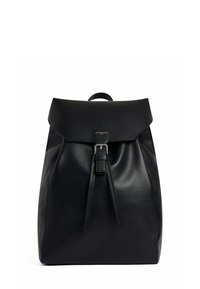 Mochila de cuero negra con una forma estructurada, tapa plegable, cierre de hebilla y detalles de cordón, con una textura suave.