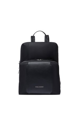 Sac à dos rectangulaire noir avec poche avant zippée, poignée supérieure et logo de la marque centré sur la poche avant.