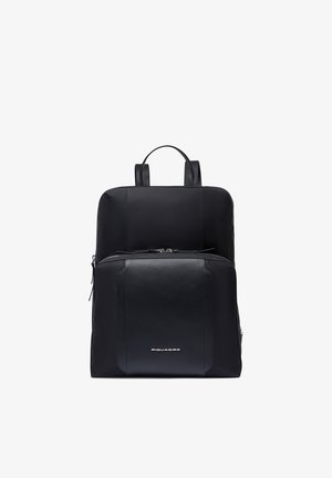 Mochila rectangular negra con bolsillo frontal con cremallera, asa superior y logo de la marca centrado en el bolsillo delantero.