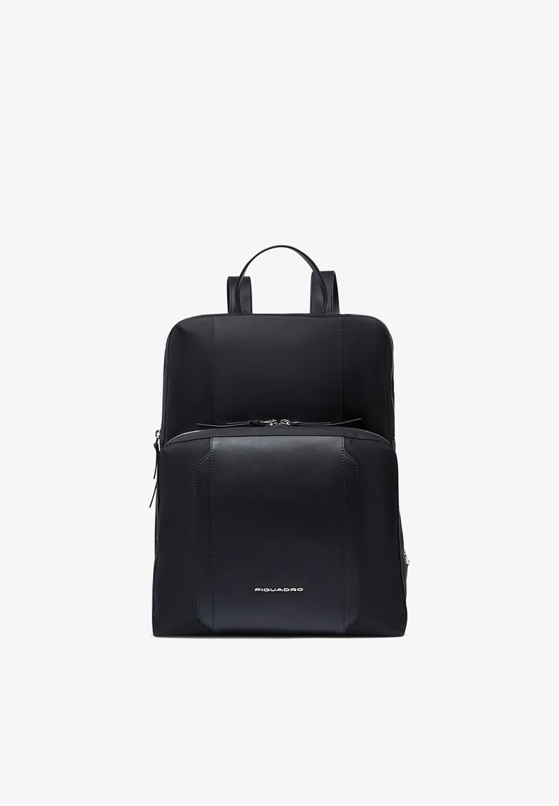 Mochila rectangular negra con bolsillo frontal con cremallera, asa superior y logo de la marca centrado en el bolsillo delantero.