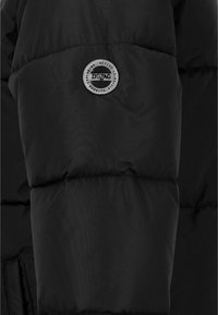 Giubbotto avvolgente nero realizzato in nylon liscio, caratterizzato da un badge circolare con la scritta "ZIGZAG" al centro.