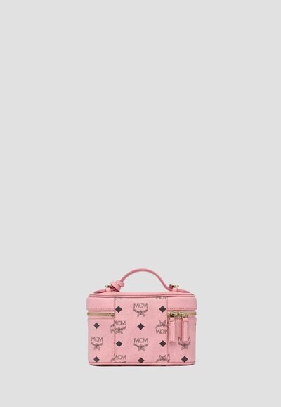 Trousse de maquillage rectangulaire en cuir rose avec motif de logo noir, fermeture éclair dorée et poignée supérieure sur fond gris uni.